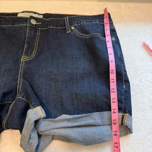 Torrid cuffed blue jean denim shorts size 22- 5 pocket design - Picture 12 of 13